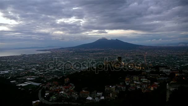 Lapso de tempo sobre o vale de Pompeia, golfo de Nápoles e Monte Vesúvio à noite — Vídeo de Stock
