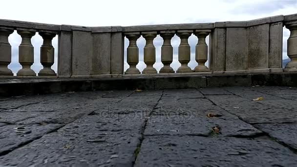 Vista panoramica sul golfo di Napoli e sul Vesuvio da una terrazza — Video Stock