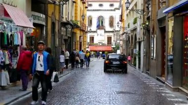 İtalya, Sorrento - 9 Ekim 2016: Sorrento, İtalya, otomobil, insanlar ve Dükkanı windows bir sokakta yürüme