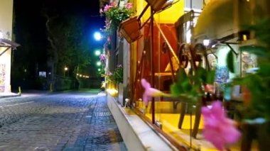 İtalya, Sorrento - 9 Ekim 2016: Sorrento, İtalya, otomobil, insanlar ve Dükkanı windows bir sokakta yürüme