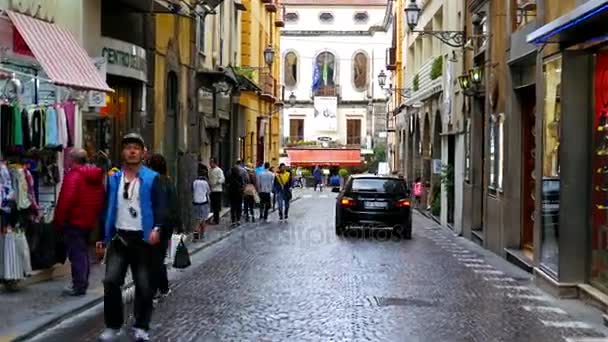 Itálie, Sorrento - 9. října 2016: Chůzi na ulici v oknech Sorrento, Itálie, automobily, lidé a obchod — Stock video