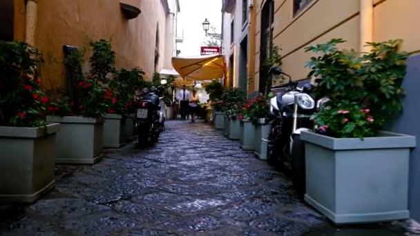 ITALY, SORRENTO - 9 ОКТЯБРЯ 2016: Прогулка по улице в Сорренто, Италия, автомобили, люди и витрины магазинов — стоковое видео