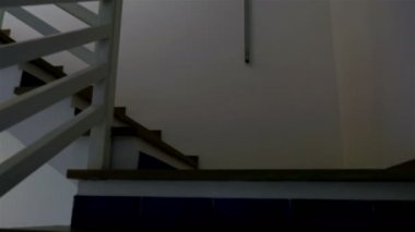 Düzgün hareket ışık ile merdivenlerden yukarı yüzen