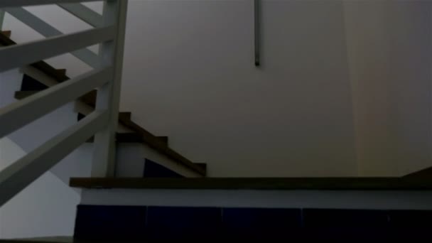 Gleichmäßige Bewegung, die ohne Licht die Treppe hochschwebt — Stockvideo