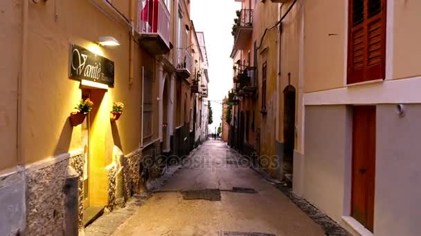 Caminando por las estrechas calles de Sorrento, Italia — Vídeo de stock