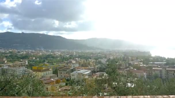 Jízdy v úzkých uličkách panoramatický výhled na Sorrento, Itálie, Pompei Valley — Stock video