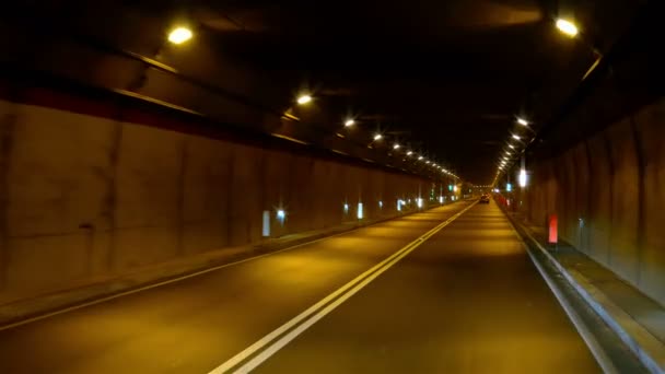Auto rijden in tunnel — Stockvideo