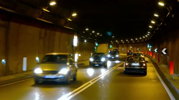 Auto fährt in Tunnel — Stockvideo