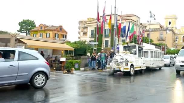 4k, architecture, alley, cars, buildings, city, cliff, compact, day, destination, drive, eu, european architecture, freeway, hills, interesting, italian, italy, ivy, men, narrow road, natural lighting, pedestrian, people walking, resorts, roads, sorr — Stock Video