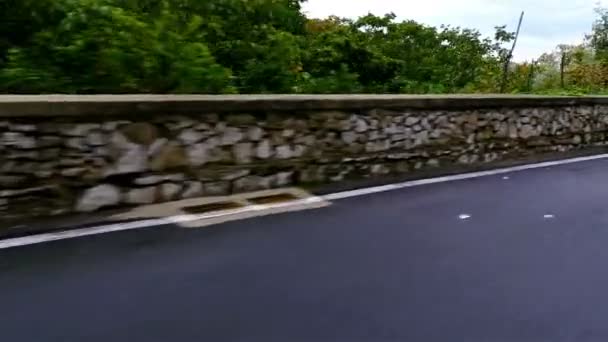 Condução nas ruas estreitas de Sorrento, Itália, vista panorâmica para o vale de Pompeia — Vídeo de Stock