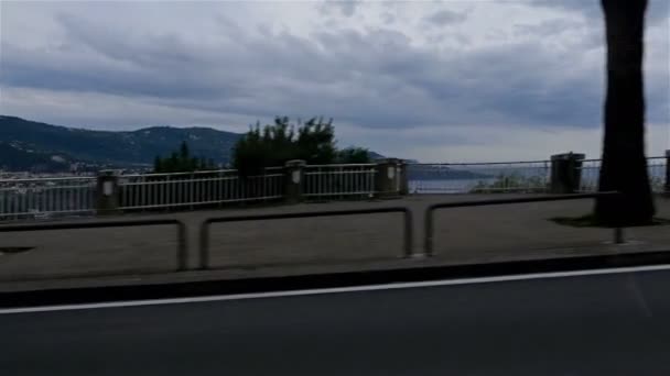 Condução nas ruas estreitas de Sorrento, Itália, vista panorâmica para o vale de Pompeia — Vídeo de Stock