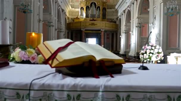 Interiör av en gammal kyrka i Italien preppared för ett bröllop — Stockvideo