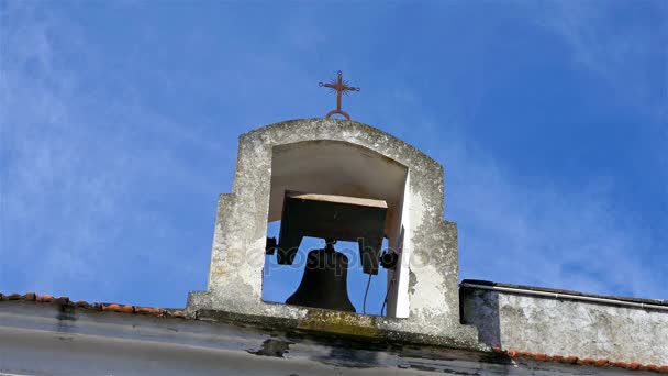 Church bell ringing against blue sky — Stock Video