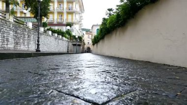 Islak taş Sorrento, İtalya'da cadde üzerinde yürüyen