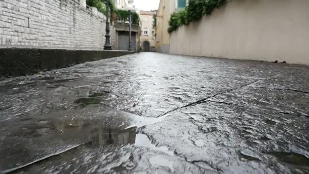 Caminando por una calle de piedra mojada en Sorrento, Italia — Vídeo de stock