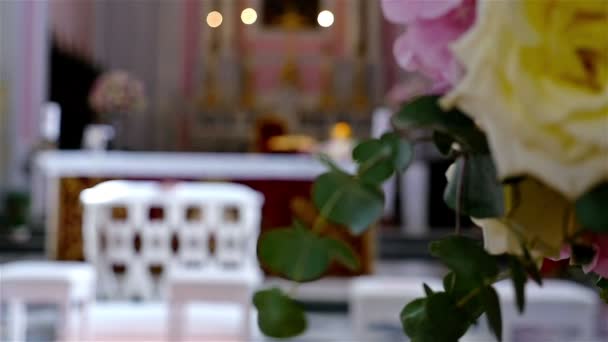 Interior de una antigua iglesia en Italia preparado para una ceremonia de boda — Vídeo de stock