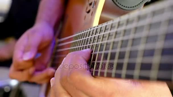 Man spelen gitaar met een band, close-up — Stockvideo