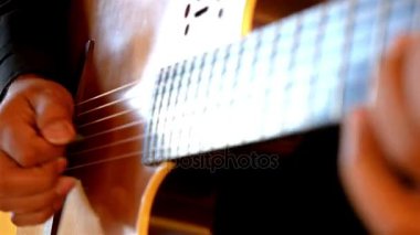 Bir bant ile gitar çalmak adamım, yakın çekim