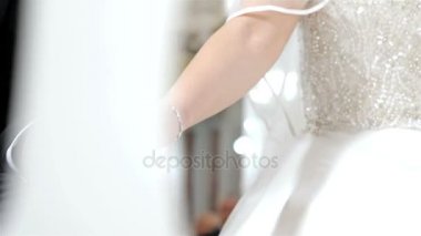 Gelin ve damat onların düğün töreni bir kilise elele