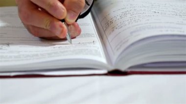 Damat işaret evlilik düğün sözleşme bir kilisede düğün töreni sırasında