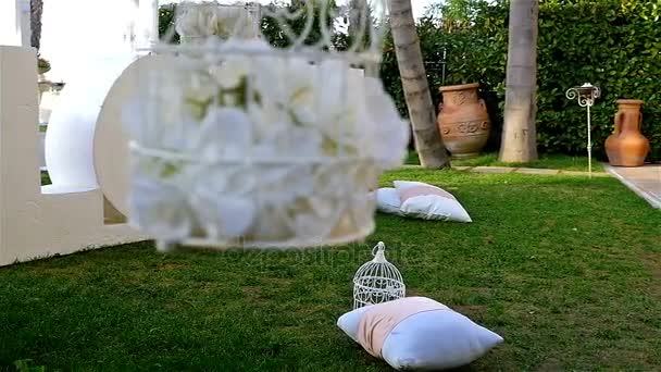Jardin décoré pour une fête de mariage, grand mot Amour au centre — Video