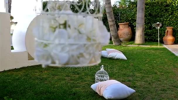 Jardín decorado para una fiesta de bodas, palabra grande Amor en el centro — Vídeos de Stock