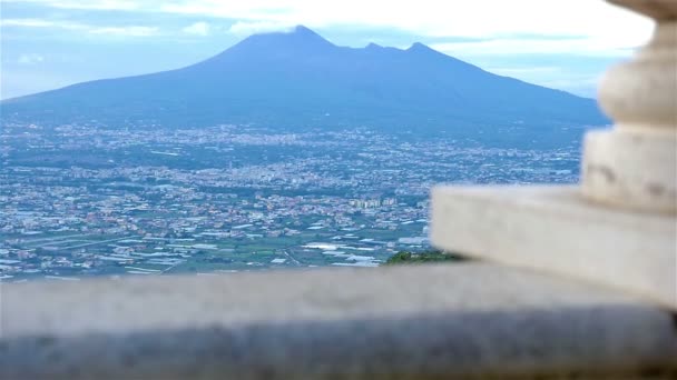 Панорамный вид на долину Помпей, Неаполитанский залив и Везувий — стоковое видео