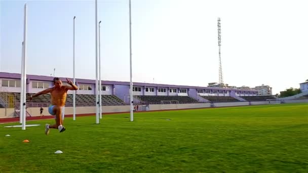 Entrenamiento de deportistas con pesas en un estadio — Vídeos de Stock