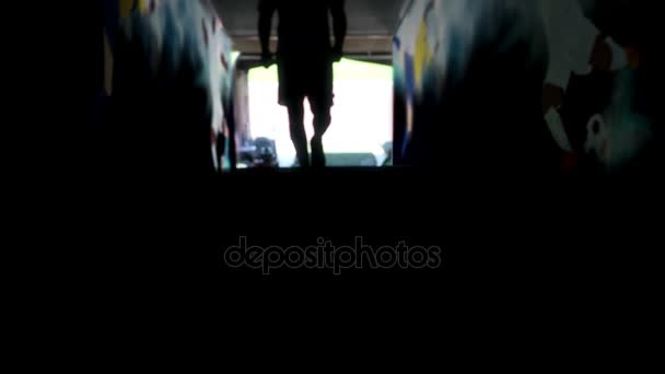 Silueta de un futbolista saliendo de un túnel de un estadio — Vídeos de Stock