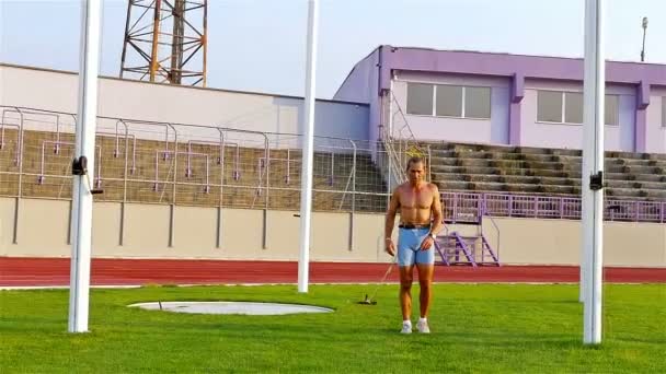 Atlet utbildning withweights i ett stadium — Stockvideo