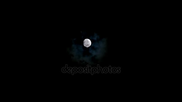 Luna llena detrás de las nubes por la noche, lapso de tiempo — Vídeo de stock
