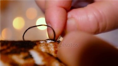 kadın bir goblen evde dikiş