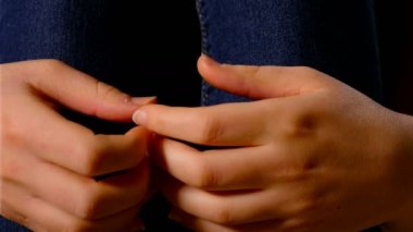 Stresli eller genç bir kadın, yakın çekim