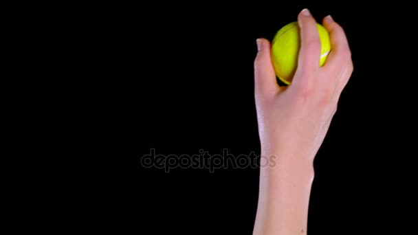 Mano de tenista lista para lanzar la pelota de tenis sobre fondo negro — Vídeos de Stock