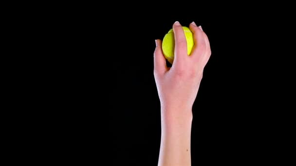Tenisz játékos kéz kész dobálják a teniszlabda-fekete háttér — Stock videók