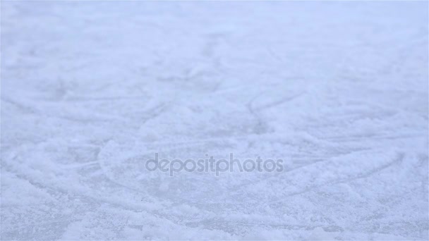 カメラの前に停止する氷のスケーターのローアングル ビュー — ストック動画
