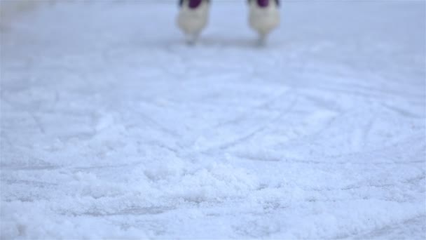 Tiefblick von Eisläuferin, die vor Kamera anhält — Stockvideo