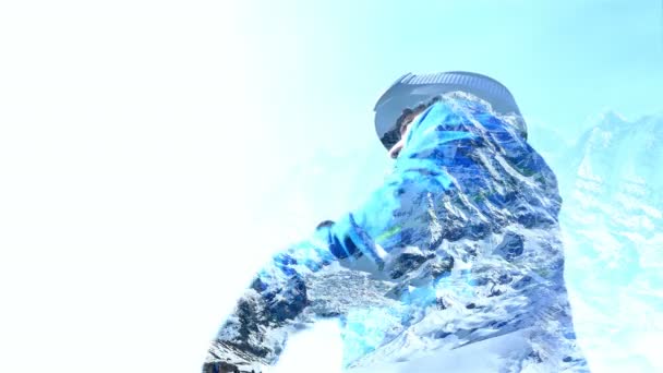 Подвійне експонування низького кута зору чоловічого лижника, який кладе окуляри — стокове відео