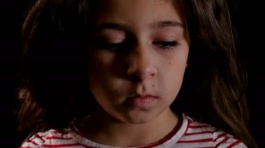 Aile içi şiddet kavramı. Siyah arka plan üzerine genç kız portresi. Adam ağzını elini koyarak.