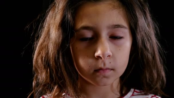 Il concetto di violenza domestica. Ritratto di giovane ragazza su sfondo nero. Uomo che le mette la mano sulla bocca . — Video Stock