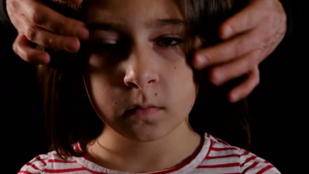 Concepto de violencia doméstica. Retrato de niña sobre fondo negro. Hombre poniendo su mano en su boca . — Vídeos de Stock