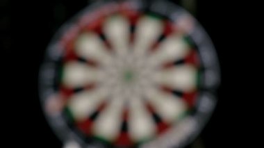Ağır çekim, Dart, arka planda ufuk dart tahtası atma Dart player