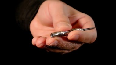 Dart oyuncu bir dart oyunu için hazırlanıyor