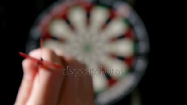 Lassú mozgás, darts játékos dobott darts, defocused dart tábla a háttérben — Stock videók