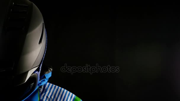 Media cara retrato de esquiador / snowboarder hombre con gafas sobre fondo negro — Vídeo de stock