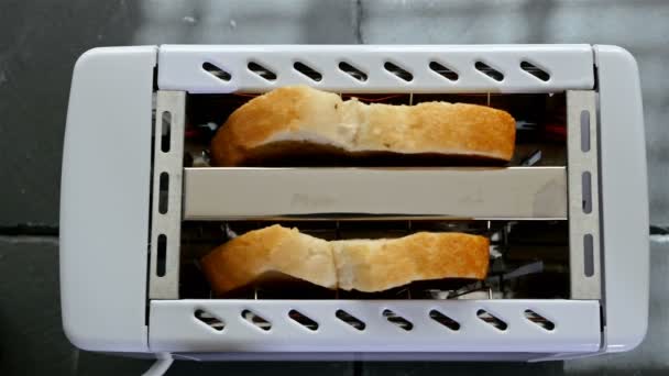 Pane tostato arrosto che salta fuori dalla macchina del tostapane, vista dall'alto — Video Stock