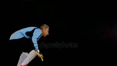 Futbol kaleci siyah arka plan üzerine atlama
