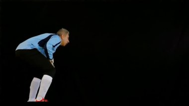 Futbol kaleci siyah arka plan üzerine atlama