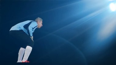 Futbol kaleci siyah arka plan üzerine atlama