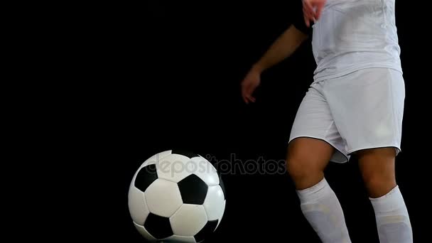 Meczu piłki nożnej. Piłka nożna działania. Celem opiekun/piłkarz kopiąc piłkę, slow motion — Wideo stockowe